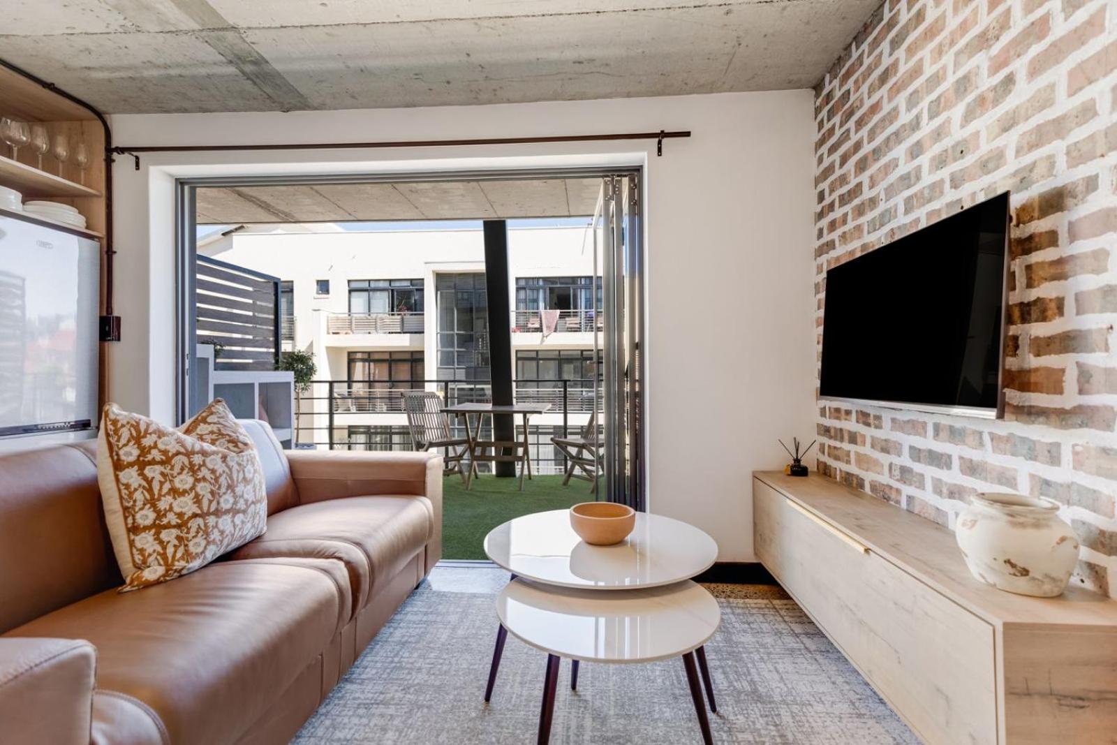 The Decade On White Soil Apartment